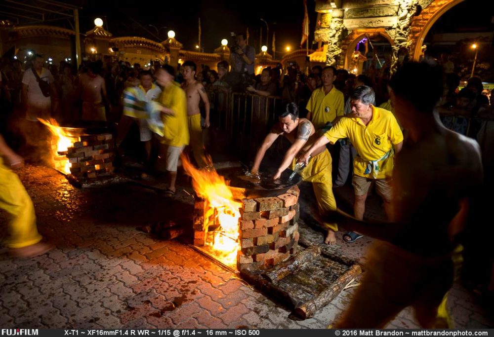 The mediums dip their hands in the hot oil without any perceived ill effect.